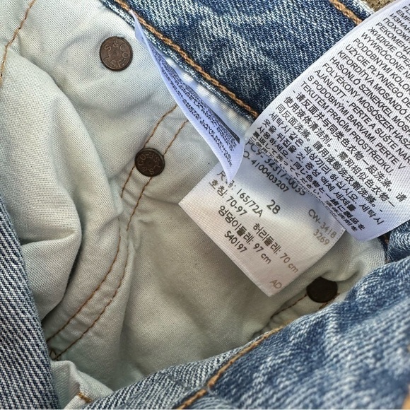 Levi’s 501 Distressed Button Fly Jean Shorts - Picture 4 of 4